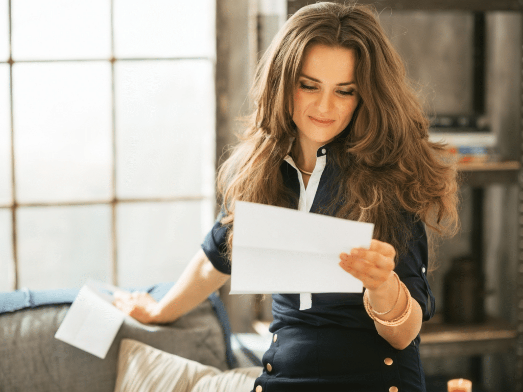 Woman reading letter smiling1